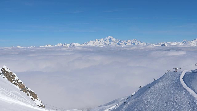 壮丽的景色从雪山和云谷视频素材