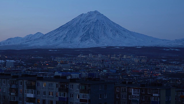 冬季夜景的城市景观-住宅区的背景火山视频素材