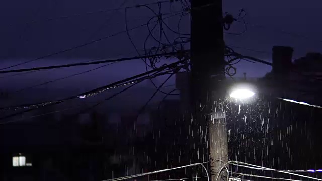 暴雨，雷雨在城市房屋和电线杆上照明视频素材