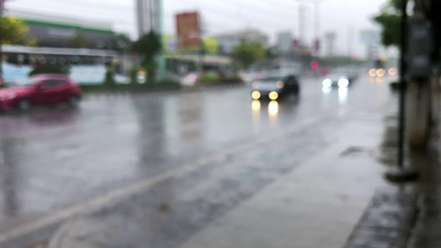 慢镜头《在雨中开车视频素材