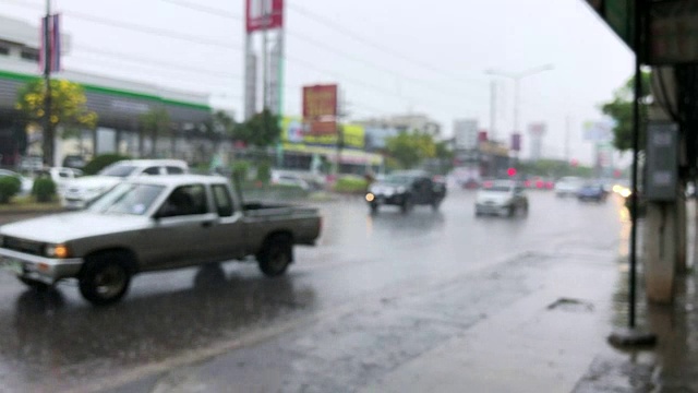 在雨中开车视频素材