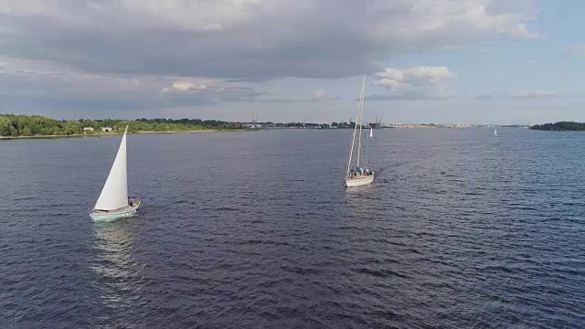 游艇、海湾里的船、纵帆船、海、泰国、里加、游艇、道加瓦河、海滩、船舶、无人机飞行全高清视频素材