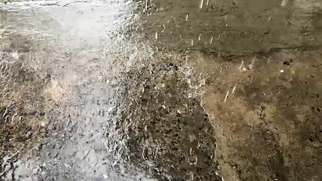 雨点落在水泥地板上视频素材