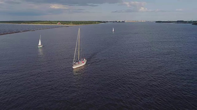 游艇、海湾里的船、纵帆船、海、泰国、里加、游艇、道加瓦河、海滩、船舶、无人机飞行全高清视频素材