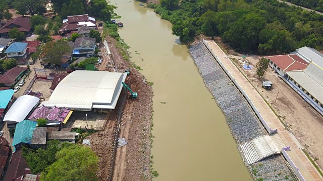 空中挖土机挖土修筑河坝视频素材