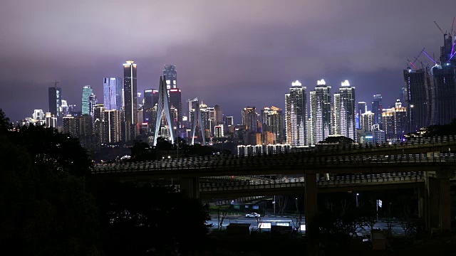 夜晚，重庆到处都是灯火通明的摩天大楼视频下载