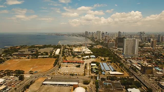 有摩天大楼和建筑物的空中城市。菲律宾,马尼拉马卡迪视频素材