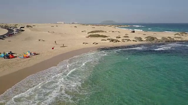 在加那利群岛海滩上空低空飞行视频素材