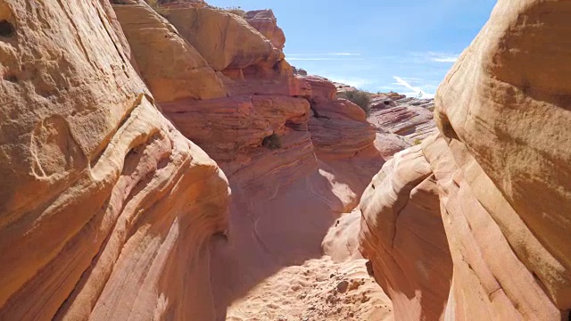 运动在干燥的河床之间的光滑和波浪形的红岩峡谷视频素材