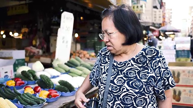 奶奶在集市上散步视频素材