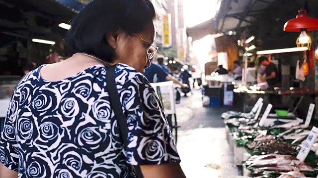 奶奶在集市上散步视频素材