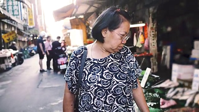 奶奶在集市上散步视频素材