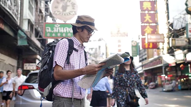 游客在城市与地图导游视频素材