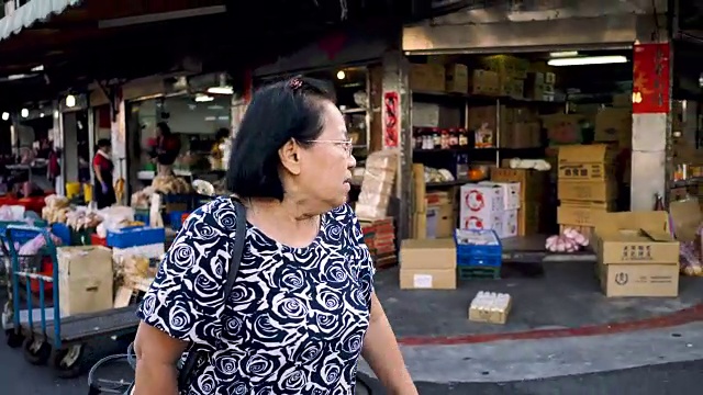 奶奶在集市上散步视频素材