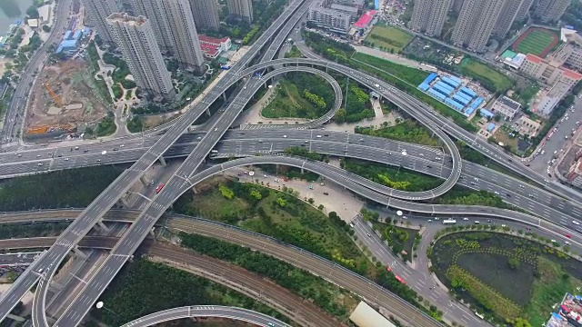 空中拍摄的交通移动立交桥，天津，中国。视频素材