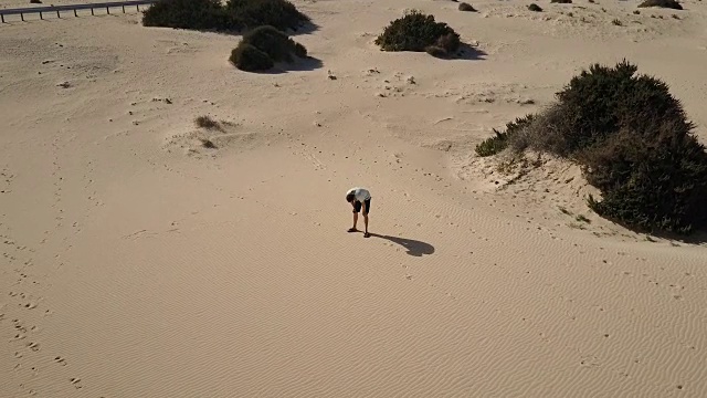 在灼热的沙滩上行走和奔跑的人视频素材