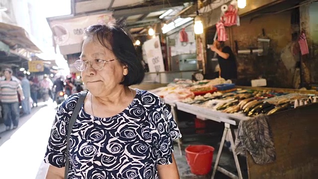 奶奶在集市上散步视频素材