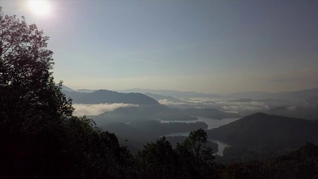 一架无人机在北卡罗来纳州的南塔哈拉国家森林和圣提拉湖上空盘旋视频素材