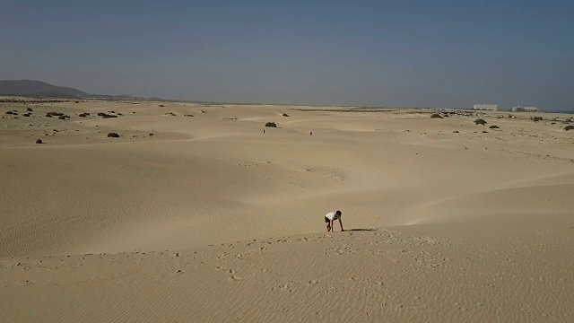 攀登沙漠沙丘的人视频素材