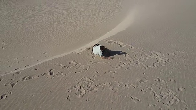 攀登沙漠沙丘和跌倒的人视频素材