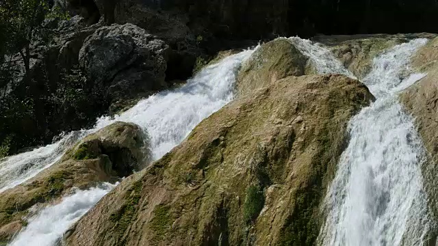 一个瀑布顶部的特写镜头视频素材