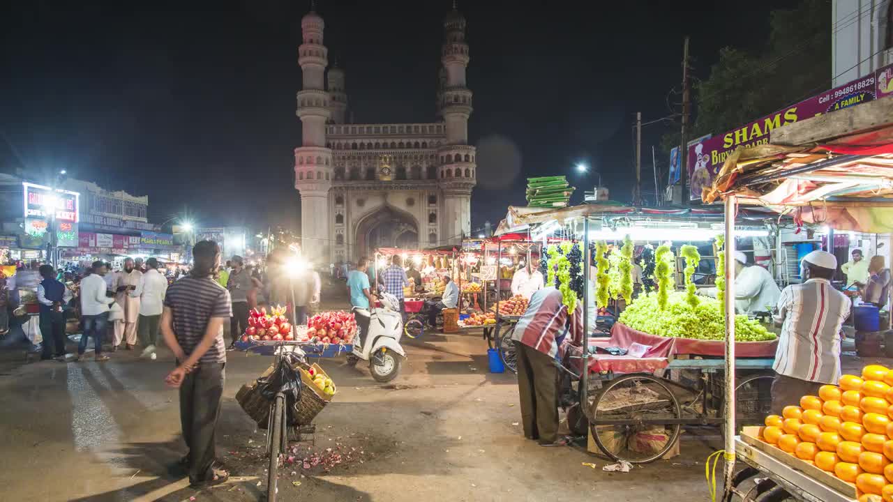 印度，泰伦加纳邦首府海德拉巴(安得拉邦)，街头摊位和Charminar(四个尖塔)纪念碑-时间流逝视频素材