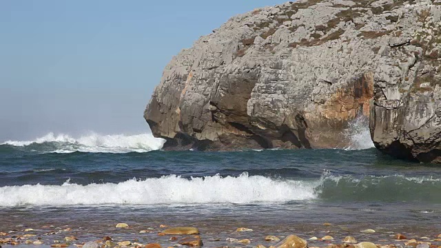 海浪到达比斯开湾的海滩视频素材