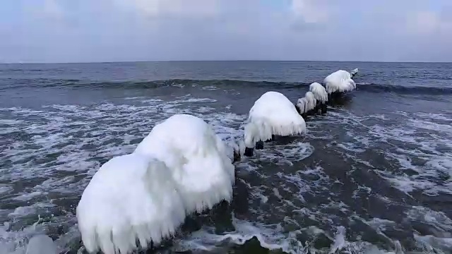 波罗的海上结冰的木制防波堤的天线视频素材