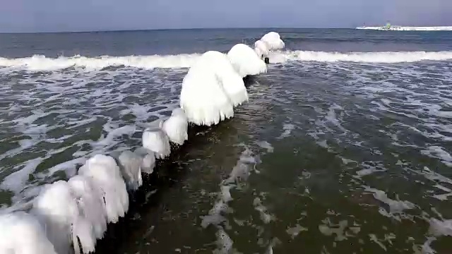 波罗的海上结冰的木制防波堤的天线视频素材