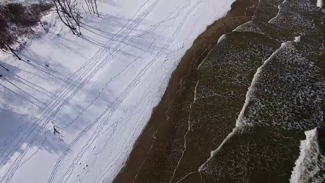 冬季波罗的海雪地海滩的天线视频素材