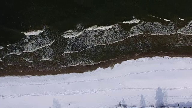 冬季波罗的海雪地海滩的天线视频素材