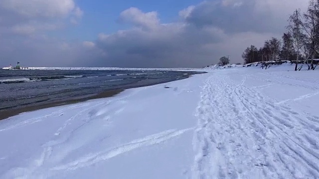 冬季波罗的海雪地海滩的天线视频素材