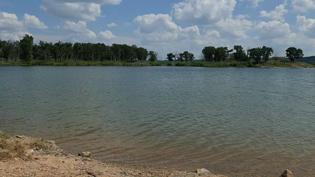 宽阔稳定的湖泊与水流动沿湖岸视频素材