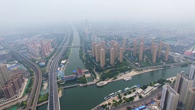 空中拍摄的交通移动立交桥和城市景观，天津，中国。视频素材