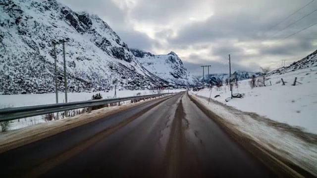 在挪威的冬季道路上行驶的POV视频素材