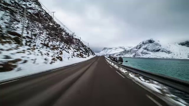 POV驾驶在北欧冬季道路挪威-斯堪的纳维亚视频素材