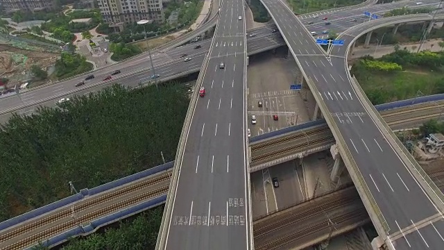 空中拍摄的交通移动立交桥，天津，中国。视频素材