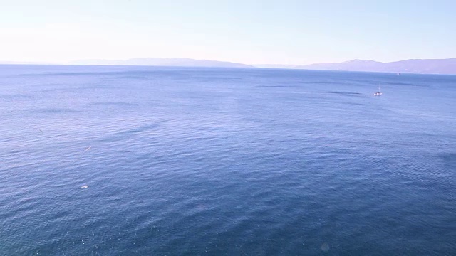 海景、海洋自然背景、自然景观视频画面。美丽的地中海全景，夏日。小船在海浪中漂流，鸟儿、海鸥在水面上飞翔。视频素材