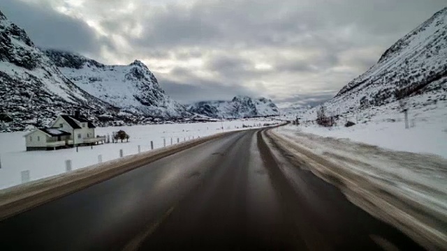 POV在雪山路上行驶视频素材