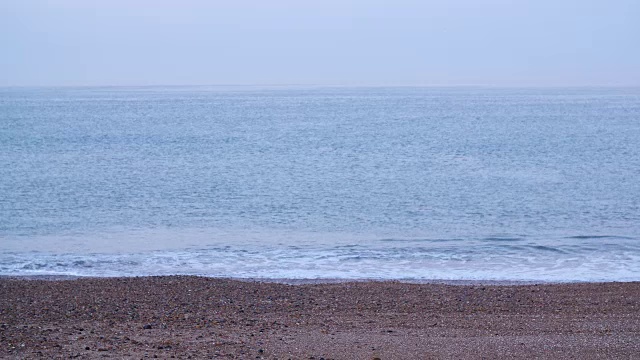 黎明时分海浪翻滚到布莱顿海滩的长镜头。视频素材