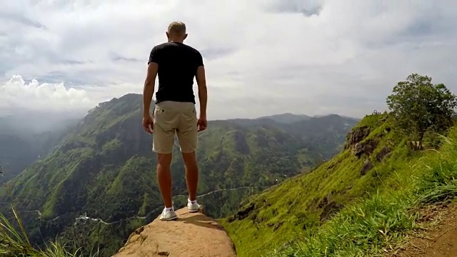 旅人欣赏山川风光。旅行概念假期在山远足，小亚当的山峰，艾拉，斯里兰卡视频素材