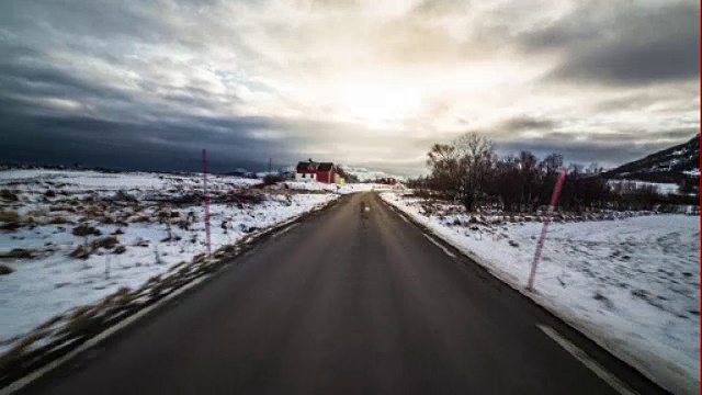 在挪威的乡村道路上的冬季驾驶视频素材