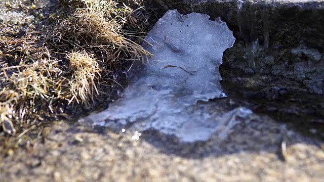 流过岩石上融化的雪的清冷的水流。视频素材