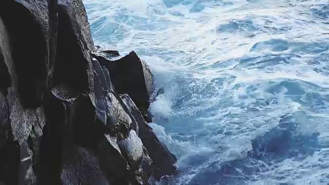 4K:海浪冲击岩石视频素材