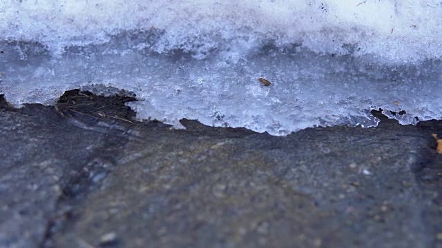 流过岩石上融化的雪的清冷的水流。视频素材