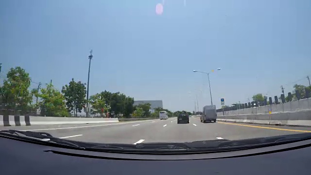 4K时间推移pov汽车移动的道路上有很多交通视频素材