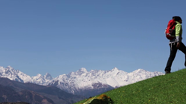 徒步旅行者爬山视频素材