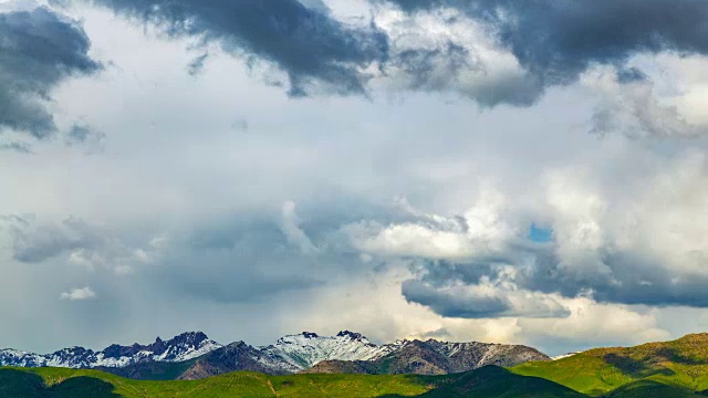 4 k间隔拍摄。雷雨云在山上移动视频素材