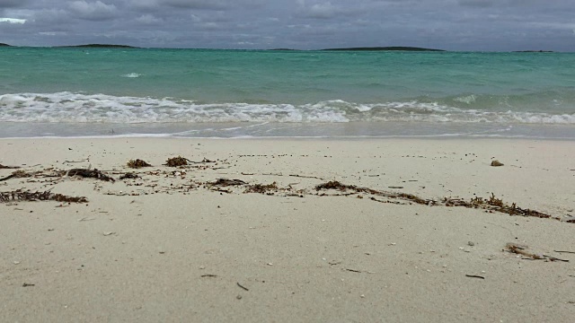 海浪在白色的沙滩上翻滚视频素材