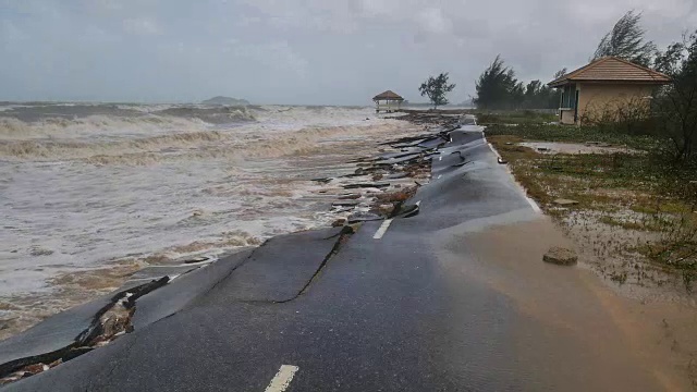 一场暴风雨引起的海浪袭击并摧毁了一条铺好的道路视频素材